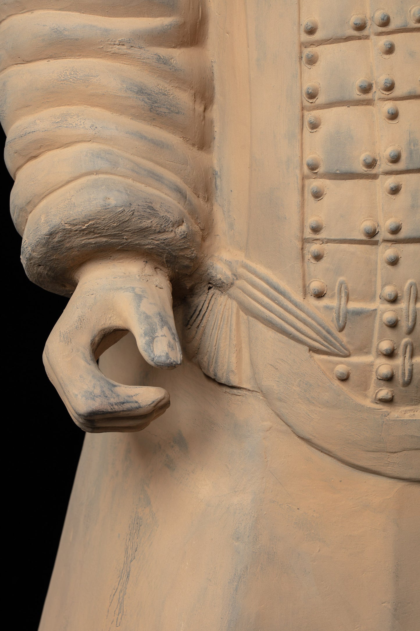 1.8M Officier - CLAYARMY-Dynamic angle showcasing the overall artistic pose and detailed features of the 1.8M Clayarmy Officer.
