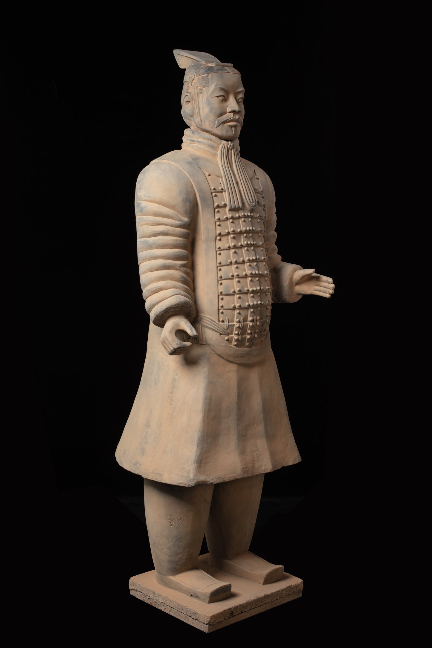 1.8M Officier - CLAYARMY-Side view displaying the tall and imposing figure of the 1.8M Clayarmy Officer.