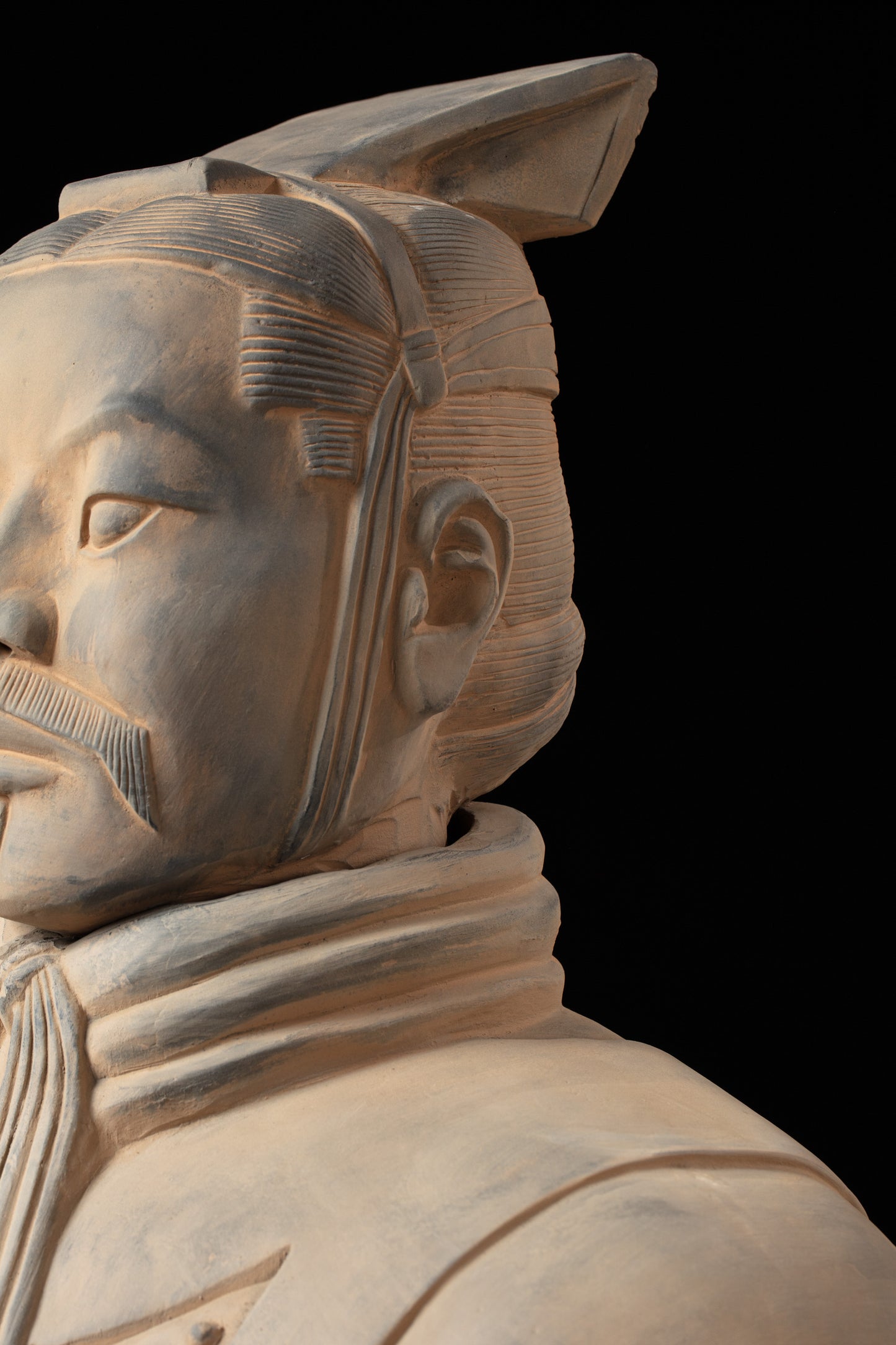 1.8M Officier - CLAYARMY-Macro shot focusing on specific details of the 1.8M Officer's armor and accessories.