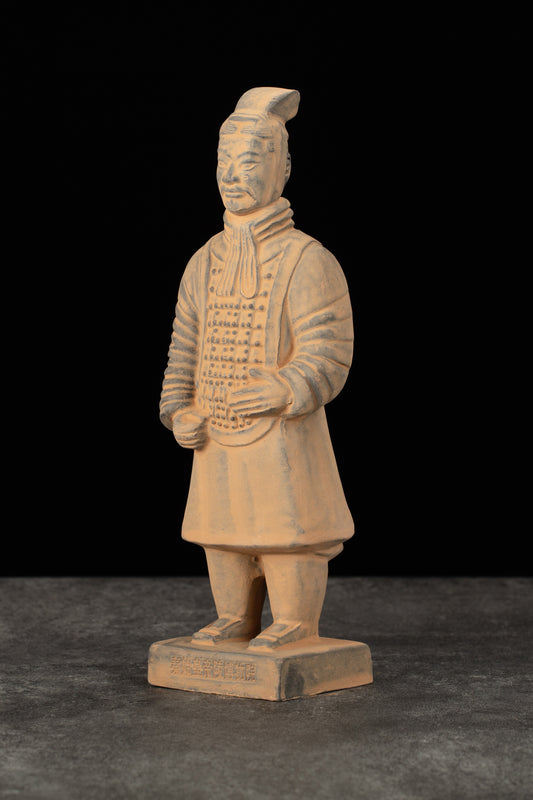 20CM Officier - CLAYARMY-Front view of the 20CM Clayarmy Officer figurine, showcasing the intricate details on the long jacket and crown.