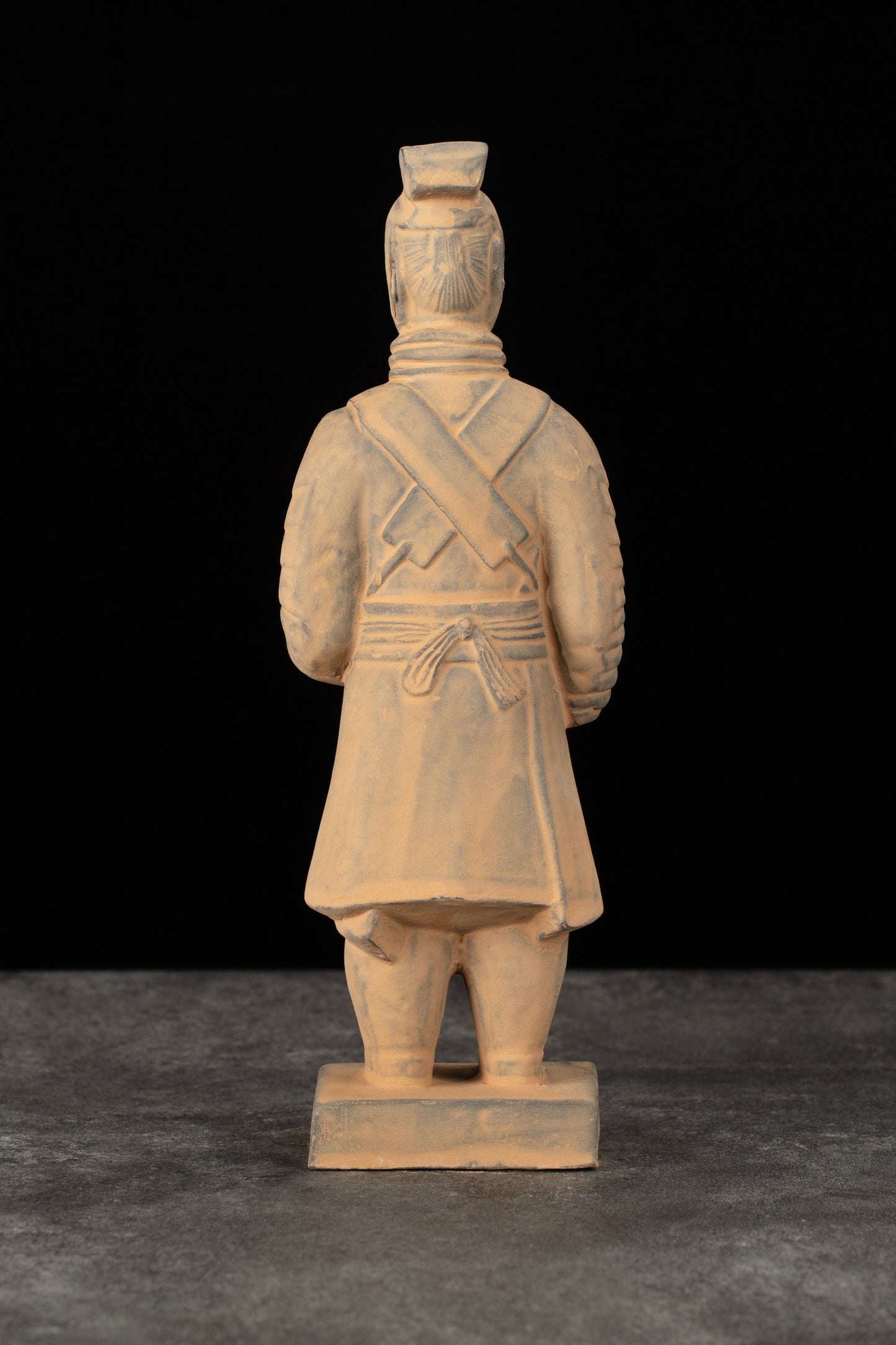20CM Officier - CLAYARMY-Explore the back view of the 20CM Clayarmy Officer, focusing on the double-tailed crossbill crown and layered jacket.
