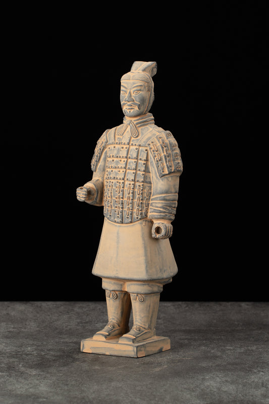25CM Officier - CLAYARMY-Front view of the 25CM Clayarmy Officer figurine, highlighting the intricate details on the jacket and crown.