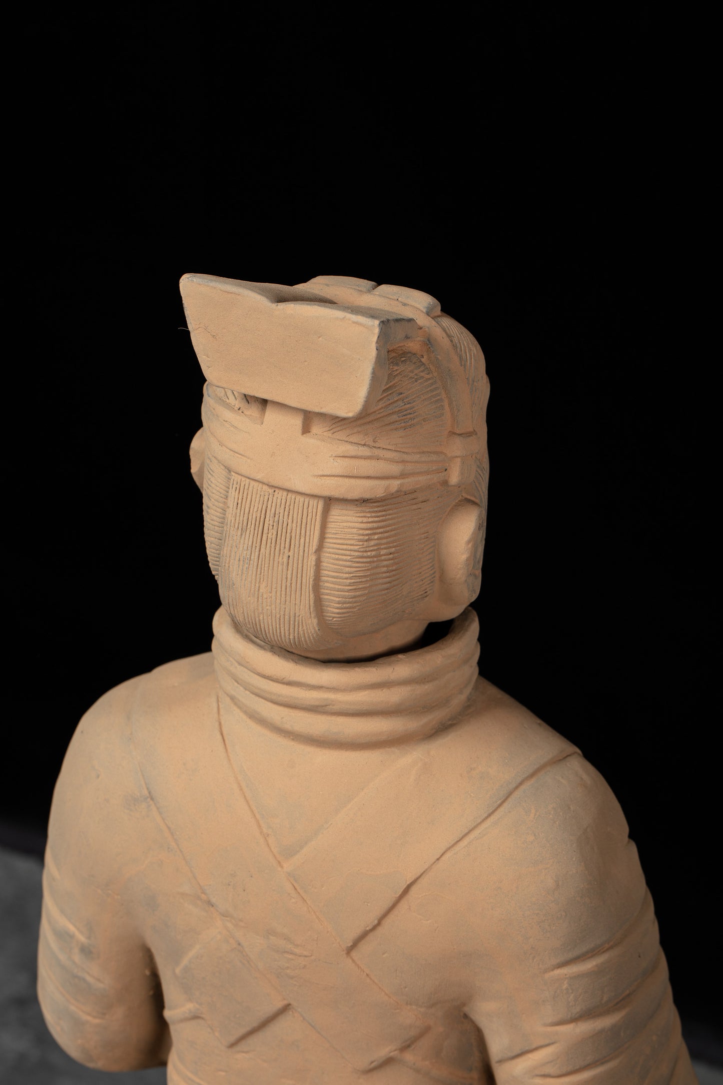 70CM Officier - CLAYARMY-Dynamic angle showcasing the overall artistic pose and detailed features of the 70CM Clayarmy Officer.