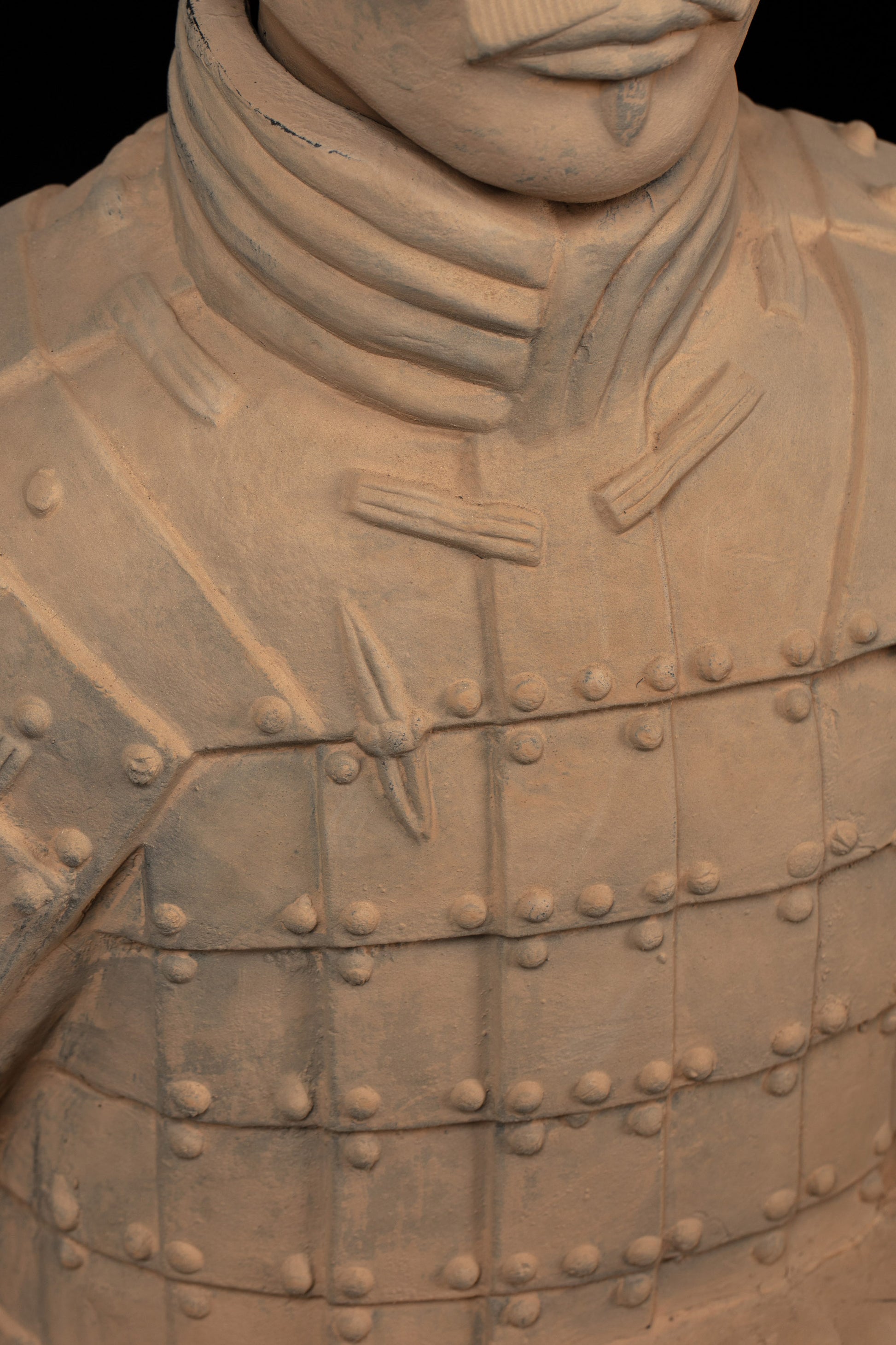 1.2M Kneeling Archer - CLAYARMY-Close-up of the hand-painted accessories and clothing on the 1.2M Kneeling Archer.