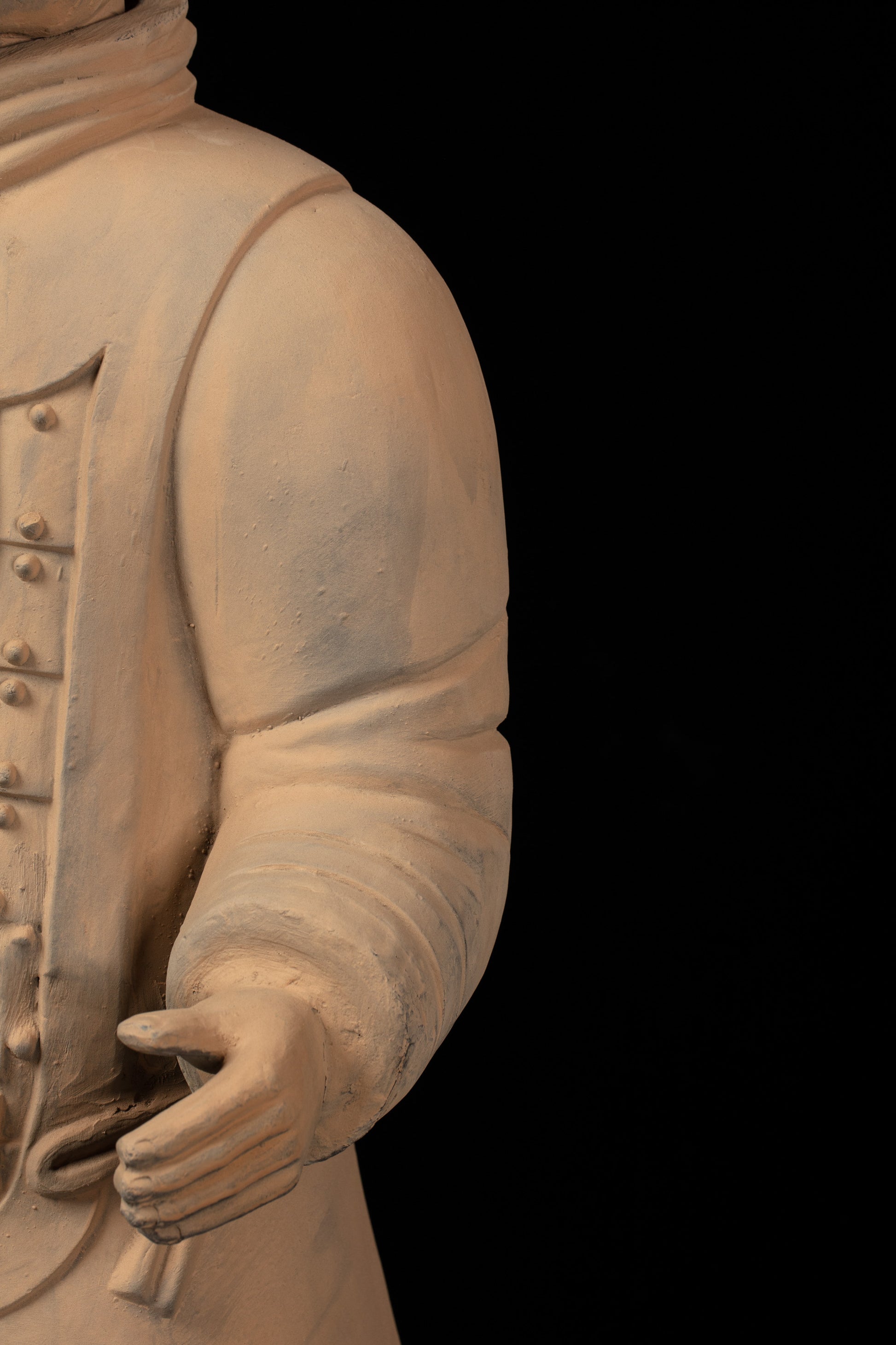 1.2M Officier - CLAYARMY-Dynamic angle showcasing the overall artistic pose and detailed features of the 1.2M Clayarmy Officer.