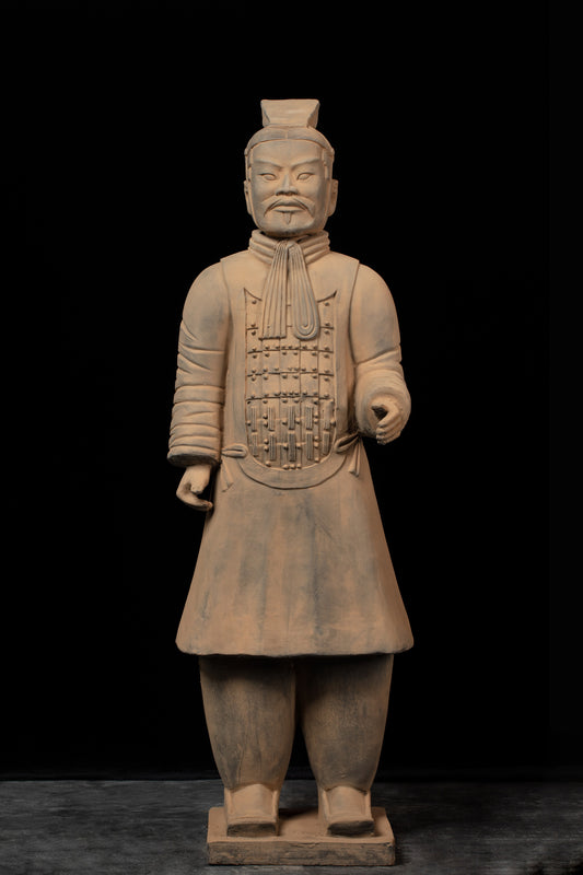 1.2M Officier - CLAYARMY-Front view of the 1.2M Clayarmy Officer, highlighting the grand stature and intricate details.