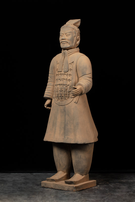 1.2M Officier - CLAYARMY-Side profile showcasing the ornate design and commanding presence of the 1.2M Clayarmy Officer.