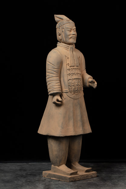 1.2M Officier - CLAYARMY-Side view displaying the tall and imposing figure of the 1.2M Clayarmy Officer.