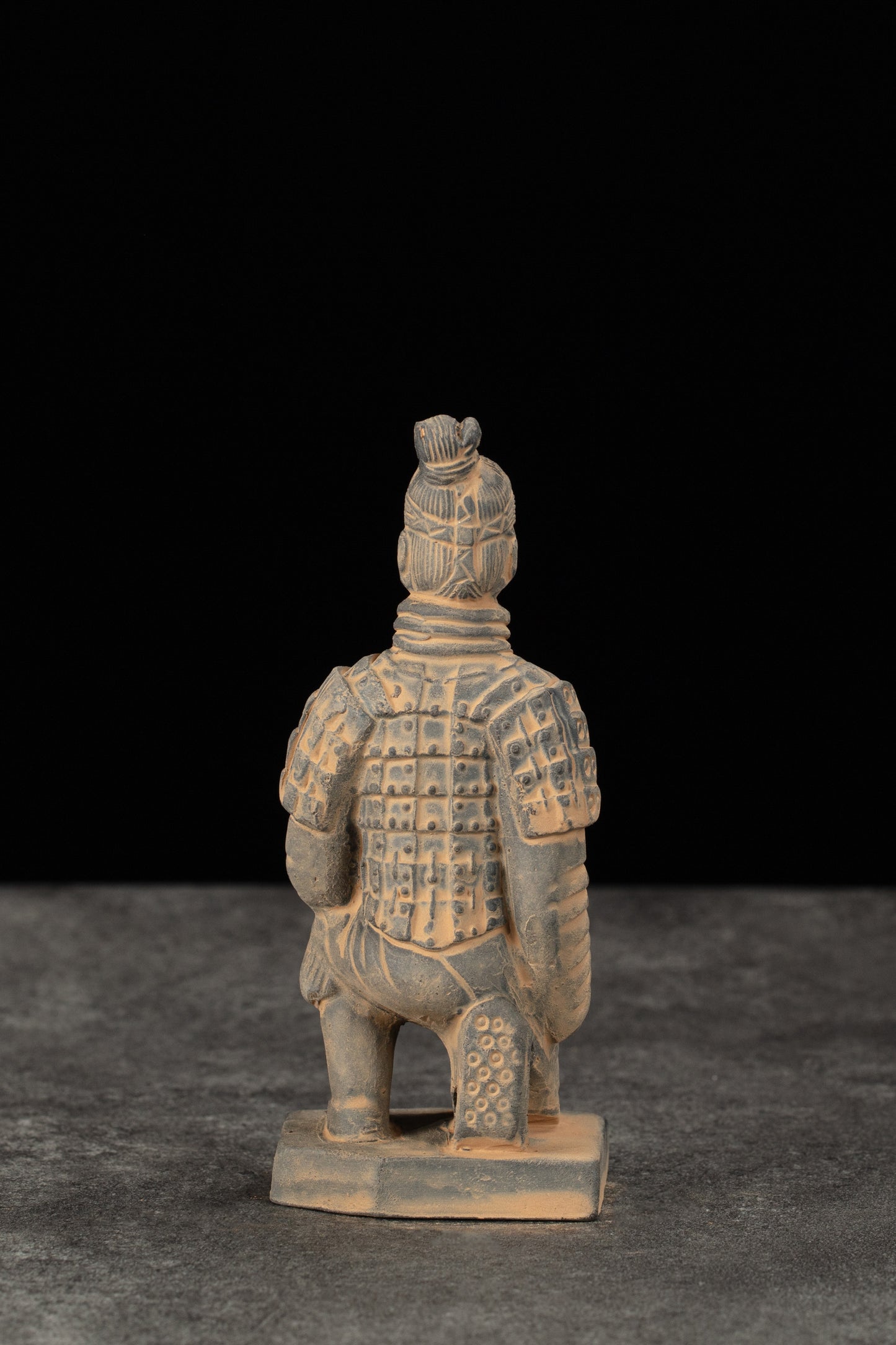 15CM Kneeling Archer - CLAYARMY-Back view focusing on the intricacies of the 15CM Kneeling Archer's sculpted robe and accessories.