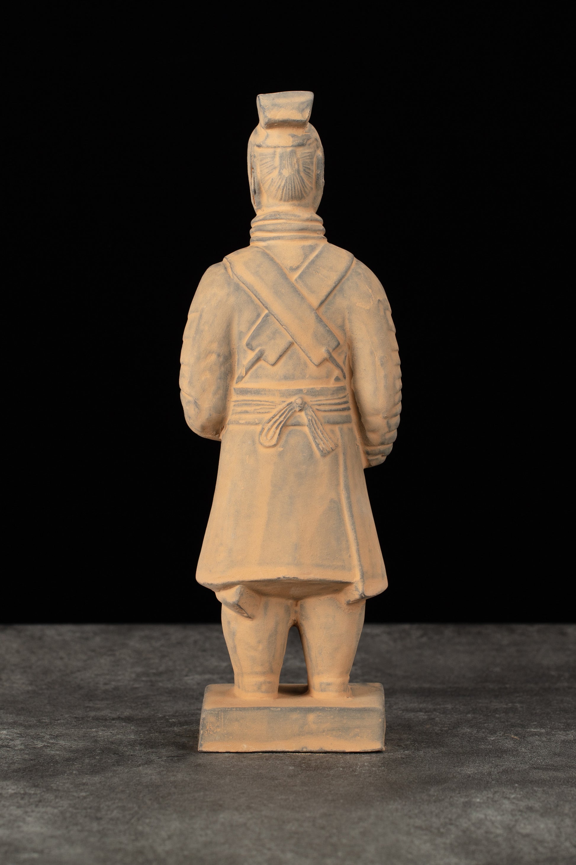 20CM Officier - CLAYARMY-Explore the back view of the 20CM Clayarmy Officer, focusing on the double-tailed crossbill crown and layered jacket.