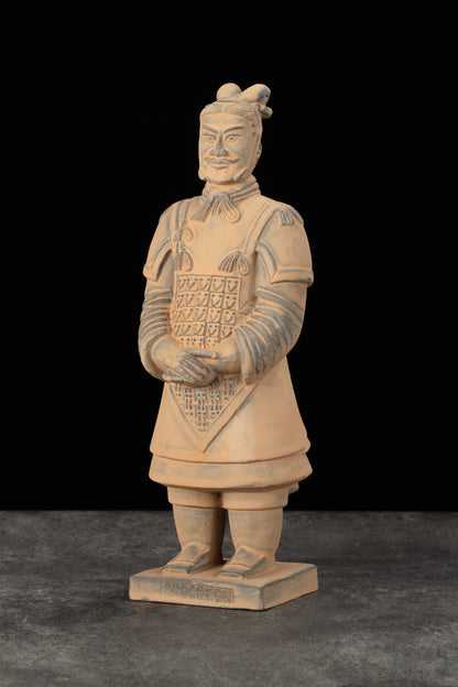 25CM General - CLAYARMY-Majestic Posture: Side profile of the 25CM General, revealing a majestic posture and meticulous craftsmanship in the sculpting process.