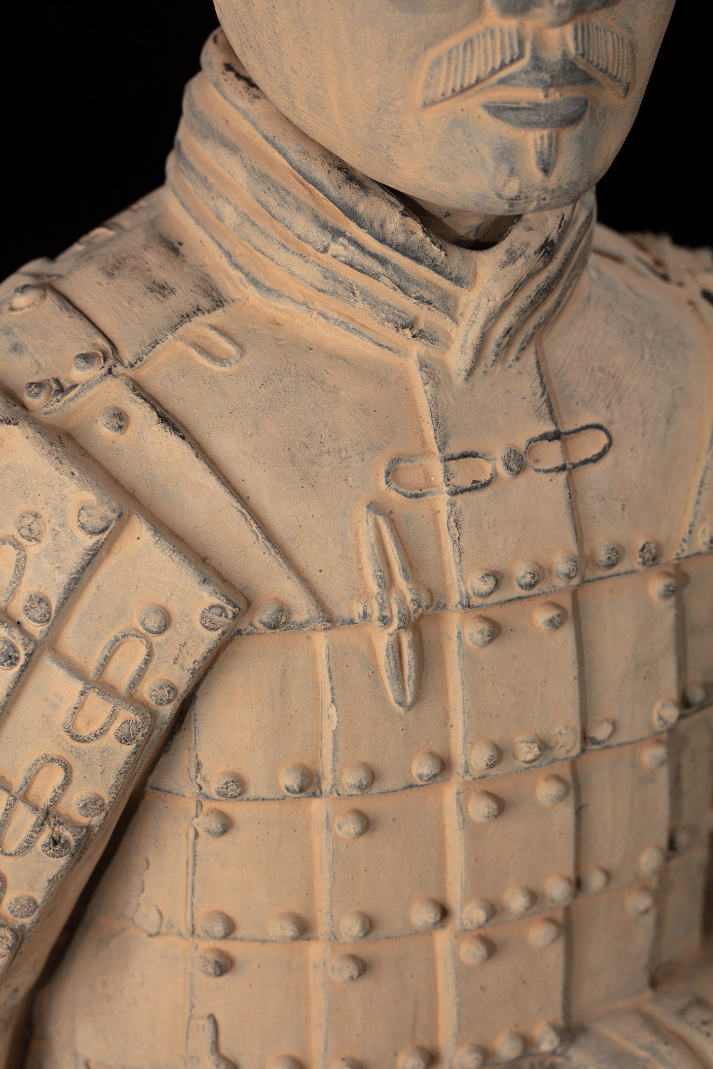 55CM Kneeling Archer - CLAYARMY-Close-up of the hand-painted accessories and clothing on the 55CM Kneeling Archer.