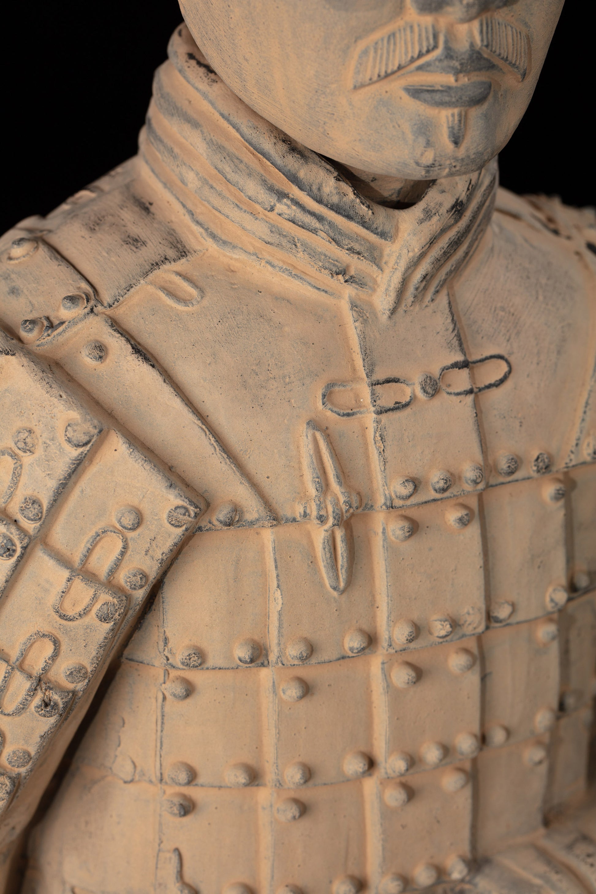 55CM Kneeling Archer - CLAYARMY-Close-up of the hand-painted accessories and clothing on the 55CM Kneeling Archer.