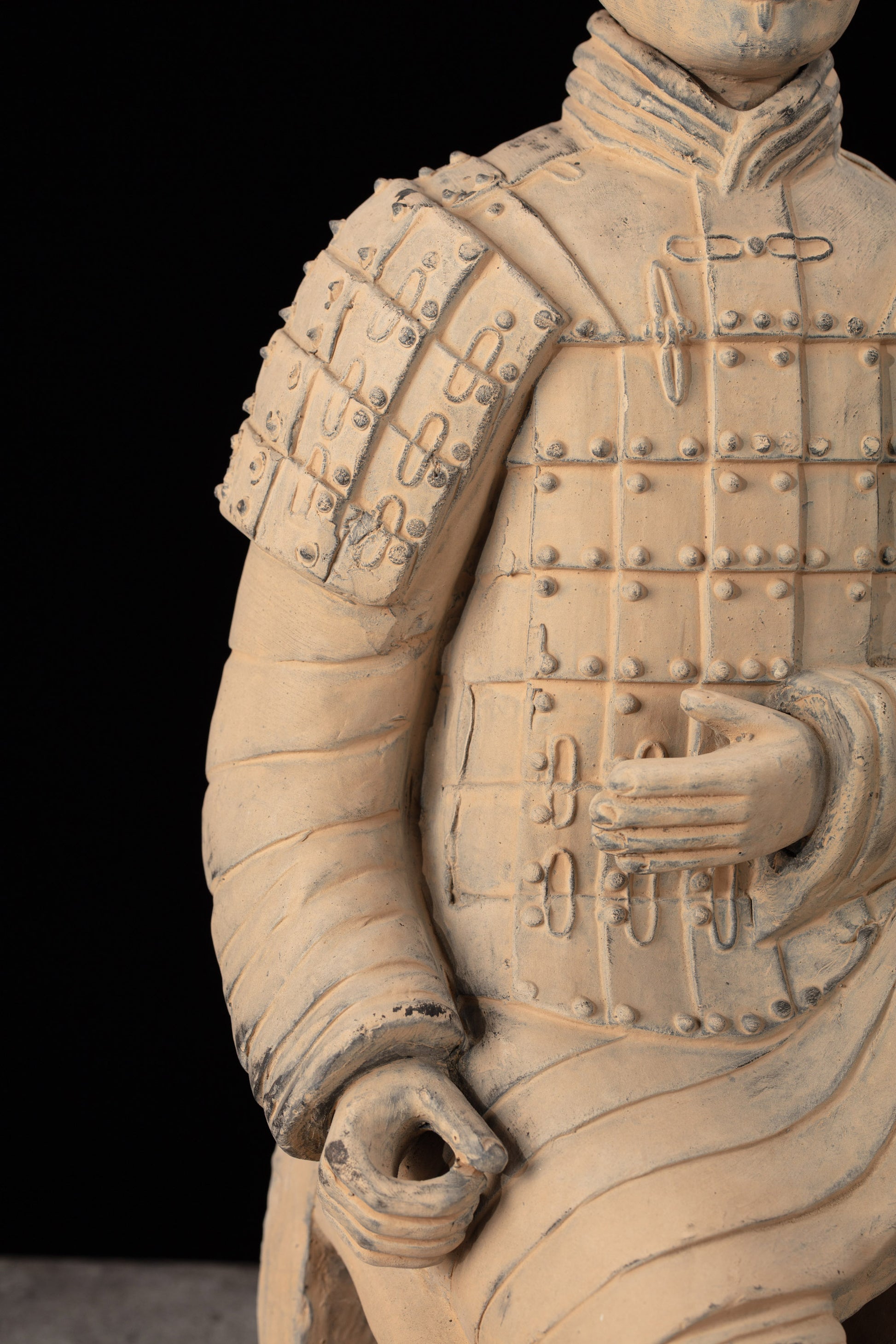55CM Kneeling Archer - CLAYARMY-Close-up of the bow and arrow details, showcasing the meticulous design on the 55CM Kneeling Archer.