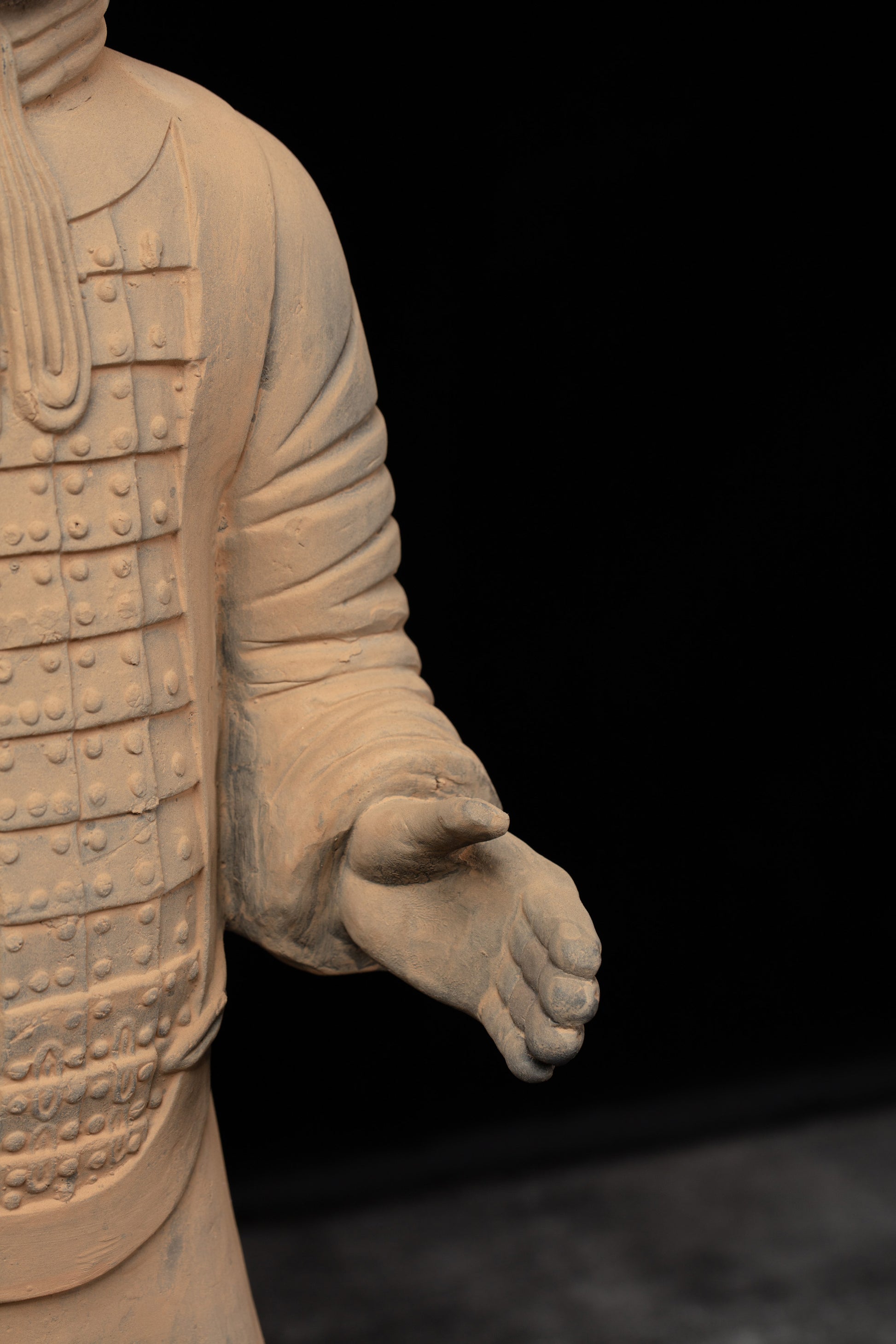 70CM Officier - CLAYARMY-Side angle showcasing the dynamic and detailed features of the 70CM Clayarmy Officer.