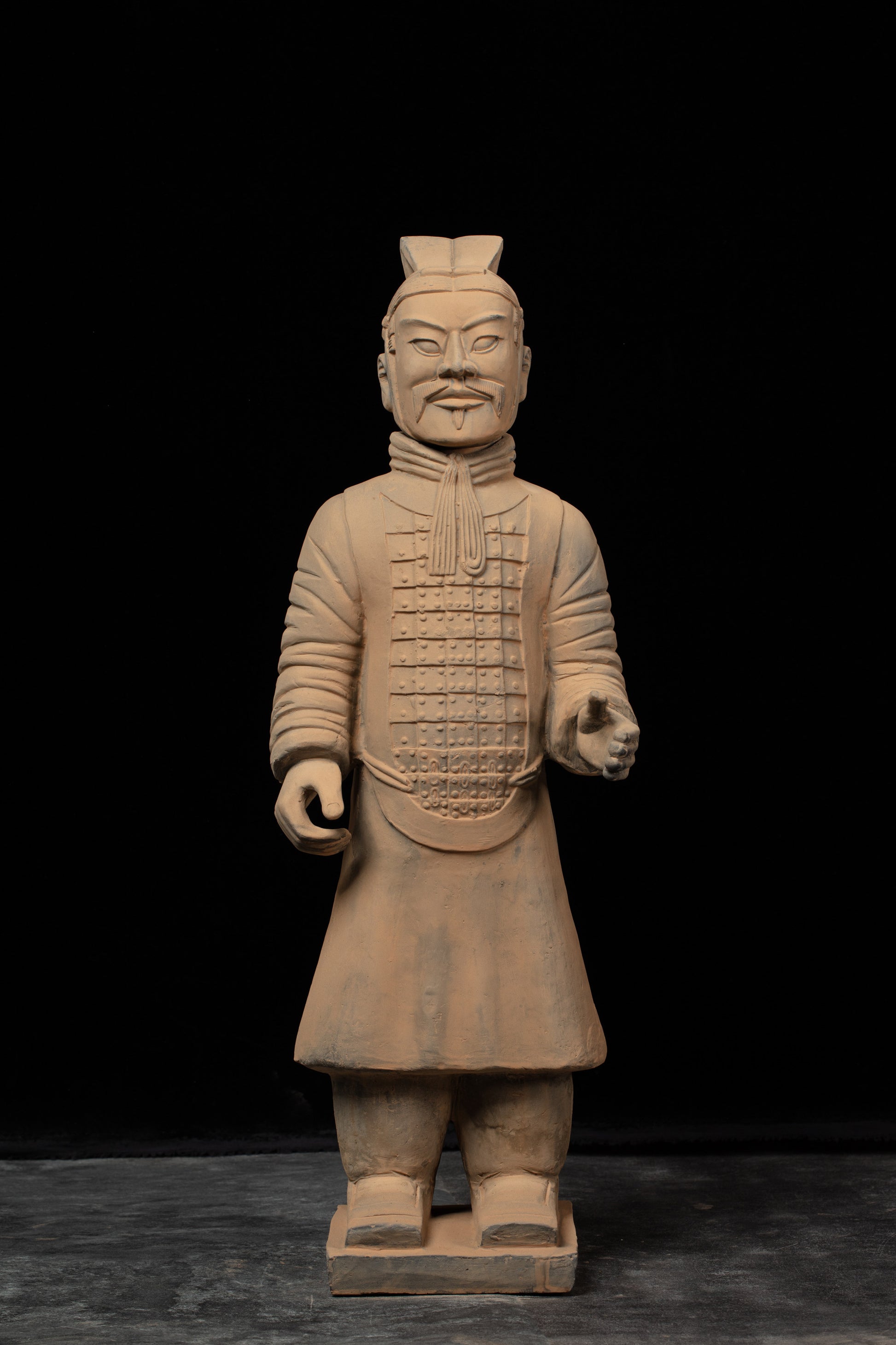 70CM Officier - CLAYARMY-Front view of the 70CM Clayarmy Officer figurine, highlighting intricate details and regal demeanor.