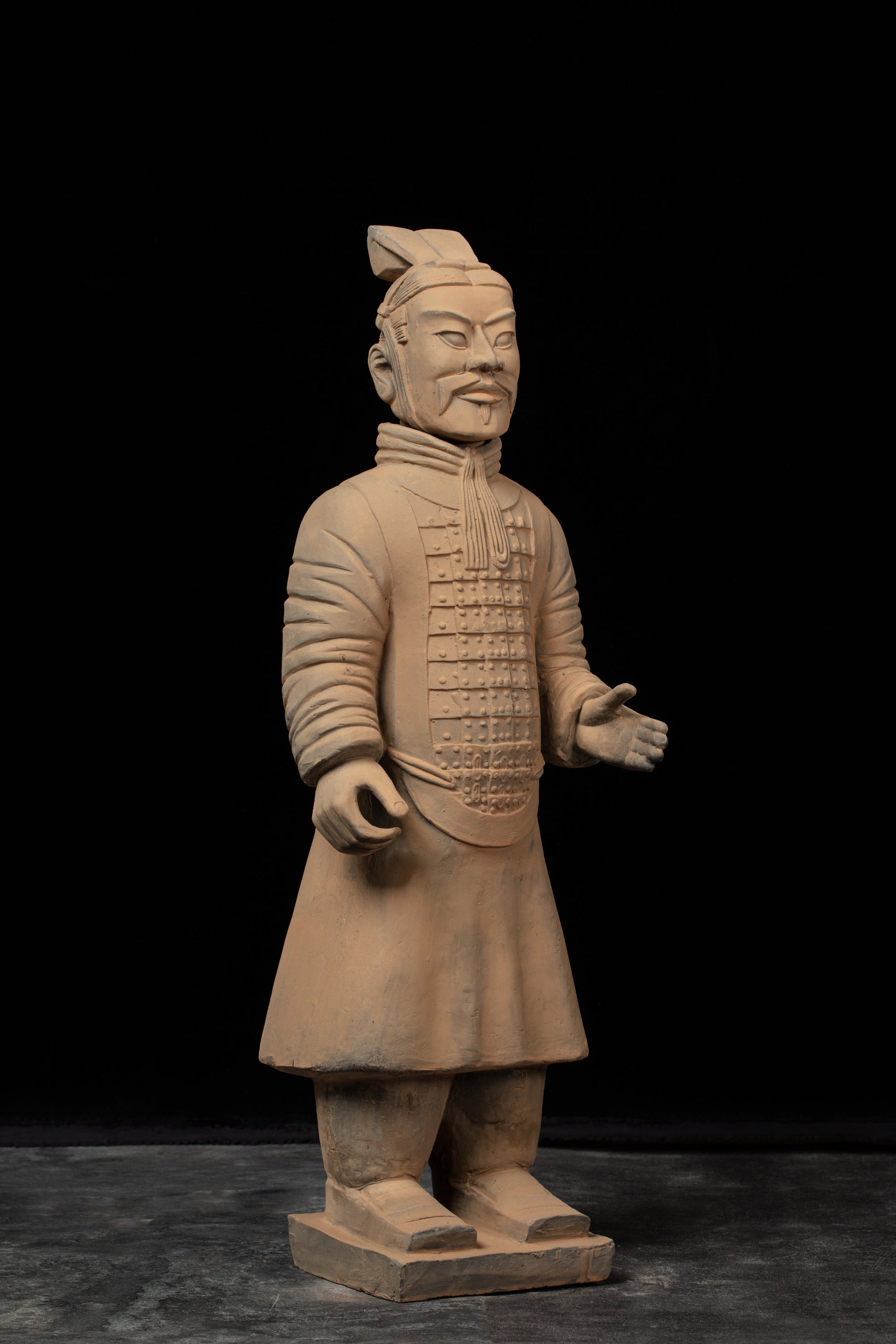 70CM Officier - CLAYARMY-Side view displaying the tall and imposing figure of the 70CM Clayarmy Officer.