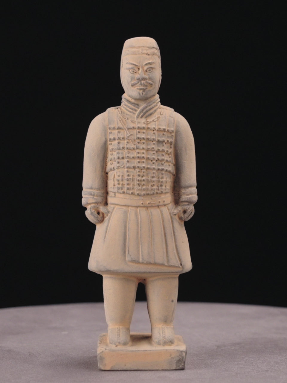 Explore the 15CM Terracotta Army Cavalryman in this immersive video. Witness the meticulous craftsmanship of the flat bun, knee-length jacket, and leather boots. Get a close-up view of the determined expression and historical accuracy captured in this finely sculpted replica.