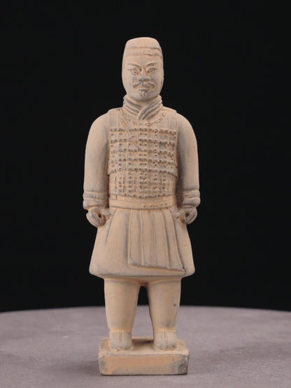 Explore the 15CM Terracotta Army Cavalryman in this immersive video. Witness the meticulous craftsmanship of the flat bun, knee-length jacket, and leather boots. Get a close-up view of the determined expression and historical accuracy captured in this finely sculpted replica.