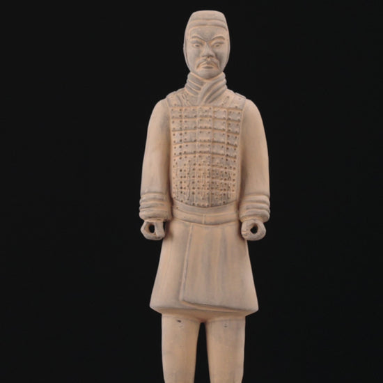 Experience the dynamic presentation of the 35CM Terracotta Army Cavalryman in this engaging video. Explore the elaborate details of the flat bun, knee-length jacket, and leather boots from different angles. Witness the historical accuracy and action-oriented pose captured in this finely crafted replica.