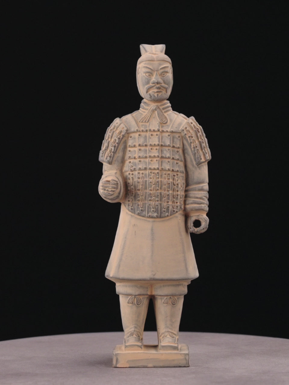 Dynamic angle highlighting the overall artistic posture and features of the 25CM Officer.