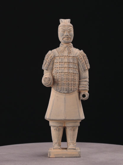Dynamic angle highlighting the overall artistic posture and features of the 25CM Officer.
